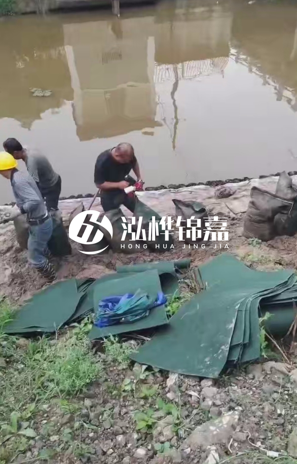 鄭州專業(yè)挖機(jī)打木樁-地基加固中挖機(jī)打木樁的優(yōu)勢(shì)？